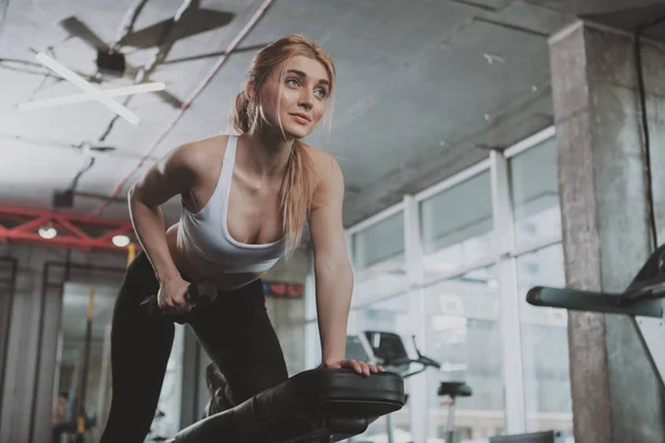 Bella giovane donna fitness che si allena in palestra — Foto Stock