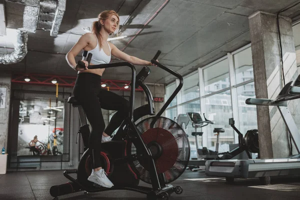 Mooie jonge fitness vrouw aan het trainen in de sportschool — Stockfoto
