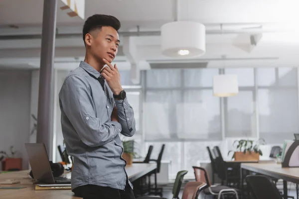 Fiatal ázsiai üzletember dolgozik az irodában — Stock Fotó