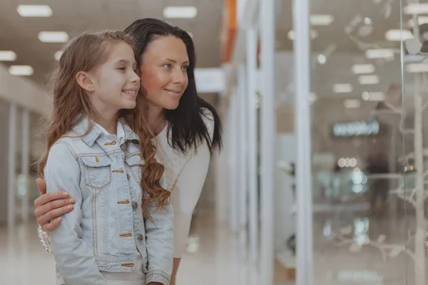 Милая маленькая девочка ходит по магазинам со своей матерью. — стоковое фото