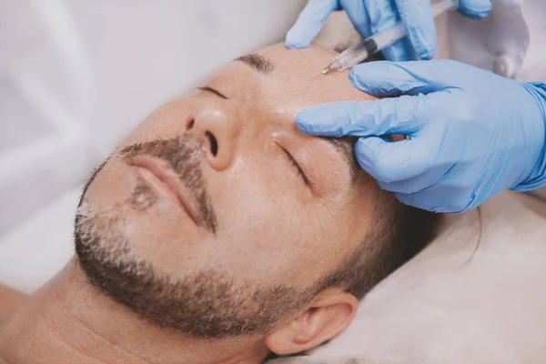 Mature man getting facial filler injections — Fotografia de Stock