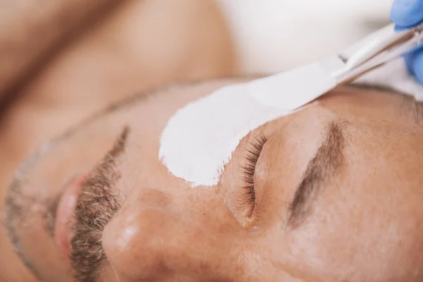 Happy mature man relaxing at spa center — Foto de Stock