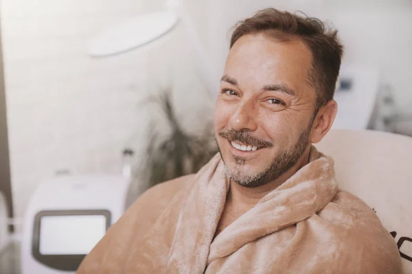 Happy mature man relaxing at spa center — Stok fotoğraf