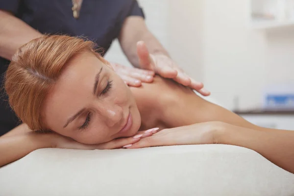 Gorgeous woman enjoying full body massage at spa center — Fotografia de Stock