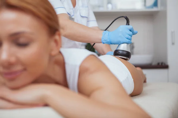 Beautiful woman getting ultrasound cavitation body treatment — Stockfoto