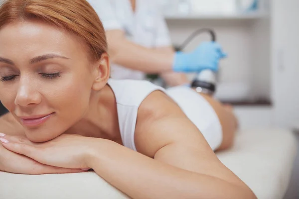Beautiful woman getting ultrasound cavitation body treatment — Stock Photo, Image