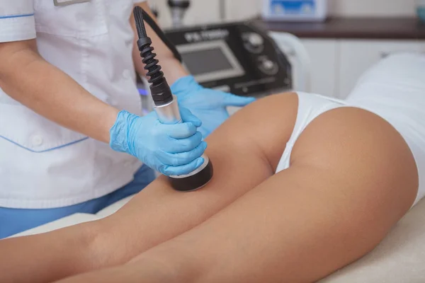 Beautiful woman getting ultrasound cavitation body treatment — Stock Photo, Image