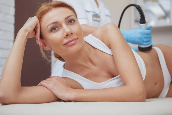 Beautiful woman getting ultrasound cavitation body treatment — Stockfoto