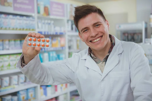 Hombre guapo farmacéutico que trabaja en su farmacia — Foto de Stock