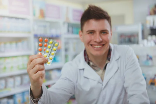 Hombre guapo farmacéutico que trabaja en su farmacia — Foto de Stock