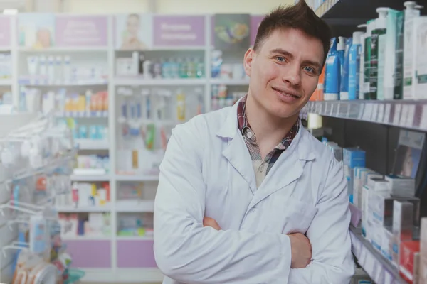 Hombre guapo farmacéutico que trabaja en su farmacia — Foto de Stock