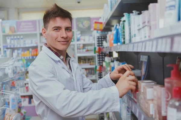 Hombre guapo farmacéutico que trabaja en su farmacia — Foto de Stock