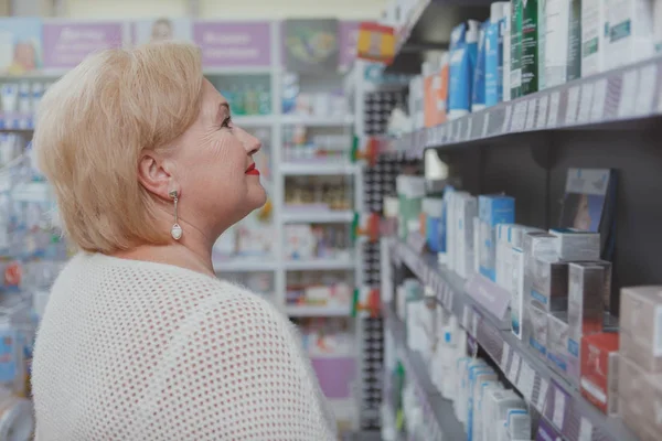 Encantadora mujer mayor de compras en la farmacia — Foto de Stock