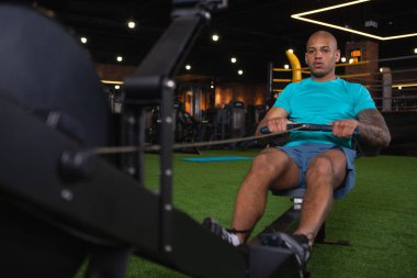Spor salonunda spor yapan yakışıklı Afrikalı sporcu.