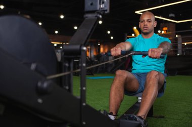 Spor salonunda spor yapan yakışıklı Afrikalı sporcu.