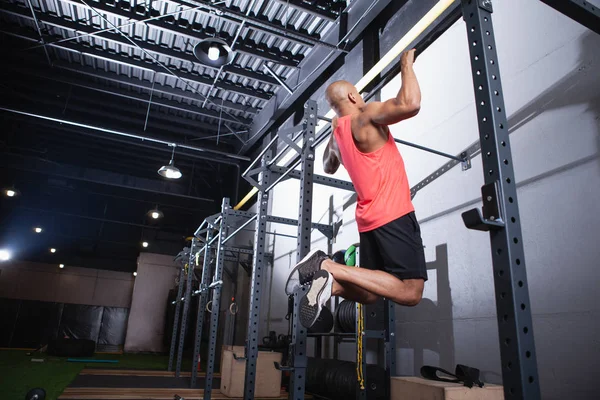 Beau mâle athlète africain travaillant à la salle de gym — Photo