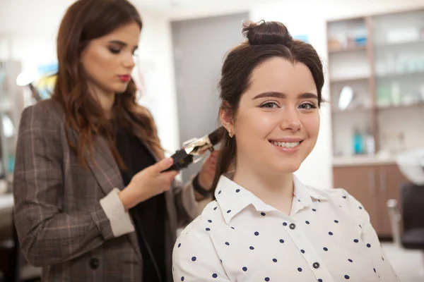 Encantadora Mujer Sonriendo Cámara Mientras Consigue Nuevo Peinado Salón Belleza — Foto de Stock