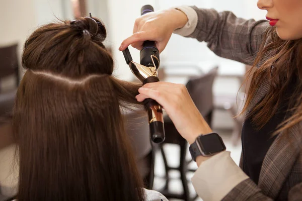 Cropped Rear View Shot Woman Getting Her Hair Curled Professional — Stock Photo, Image