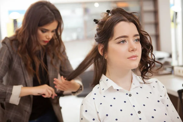 Wanita Melihat Pergi Bijaksana Sementara Stylist Rambut Profesional Menyisir Rambutnya — Stok Foto