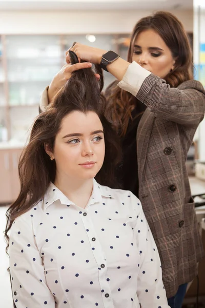 Vertical Shot Woman Looking Away Dreamily While Getting Curly Hairstyle — Stock Photo, Image