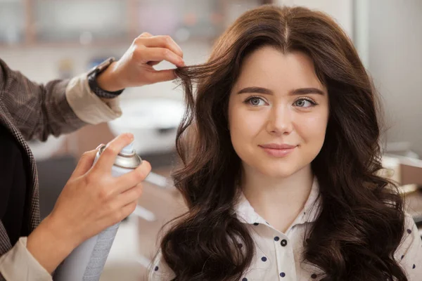 Primer Plano Una Hermosa Mujer Alegre Con Cabello Largo Ondulado — Foto de Stock