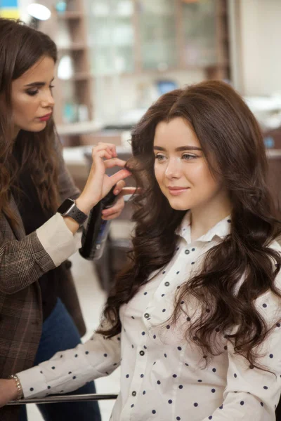 Pionowe Ujęcie Młodej Kobiety Pięknymi Długimi Falowanymi Włosami Salonie Fryzjerskim — Zdjęcie stockowe