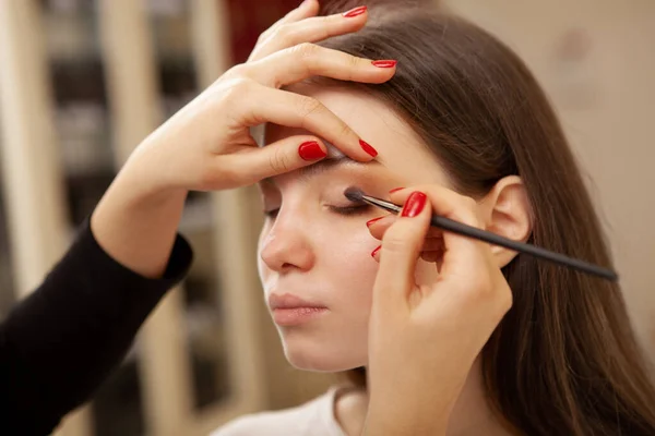 Fotografía Recortada Una Artista Maquillaje Profesional Que Trabaja Estudio Aplicando — Foto de Stock