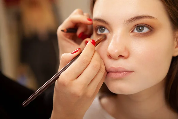 Joven Hermosa Mujer Con Piel Impecable Conseguir Maquillaje Hecho Por — Foto de Stock