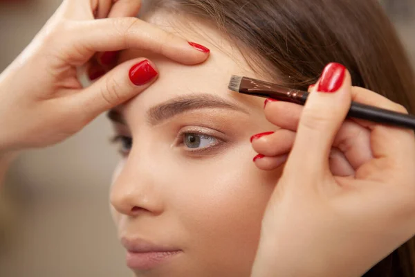 Recortado Cerca Perfil Disparo Una Hermosa Mujer Joven Conseguir Maquillaje — Foto de Stock