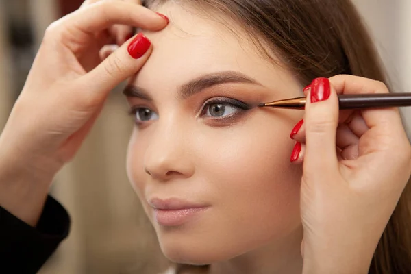 Primer Plano Una Joven Hermosa Feliz Conseguir Maquillaje Profesional Maquillaje — Foto de Stock