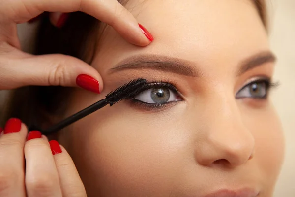 Primer Plano Recortado Maquillaje Profesional Artista Aplícate Rímel Las Pestañas — Foto de Stock