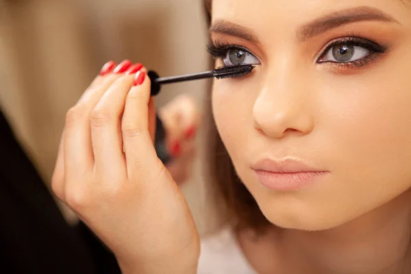 Recortado Primer Plano Artista Maquillaje Profesional Aplicando Rimel Las Pestañas —  Fotos de Stock