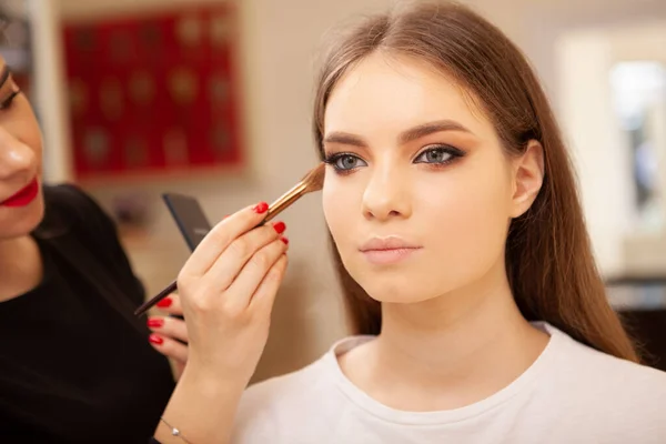 Artista Maquillaje Profesional Preparando Modelo Para Desfile Moda Aplicando Resaltador —  Fotos de Stock