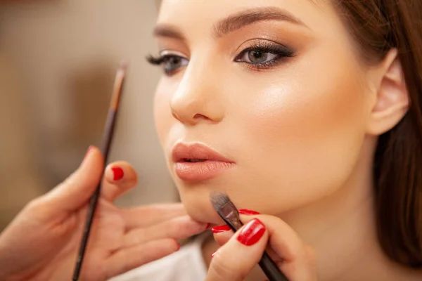 Recortado Tiro Una Hermosa Mujer Conseguir Maquillaje Profesional Artista Maquillaje —  Fotos de Stock