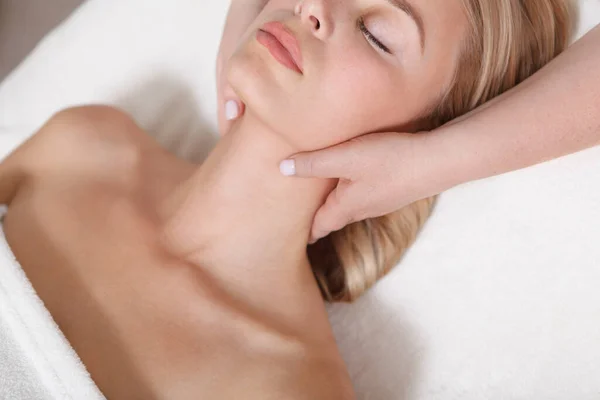 Cropped Close Professional Masseuse Massaging Neck Beautiful Woman — Stock Photo, Image