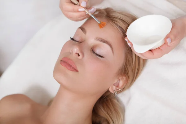 Close Cosmetologist Applying Peeling Liquid Face Female Client — Stock Photo, Image