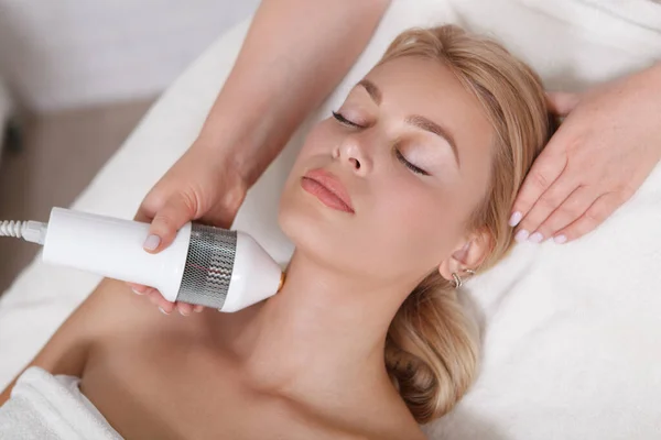 Linda Jovem Mulher Desfrutando Hardware Cosmetologia Skincare Tratadores Clínica Beleza — Fotografia de Stock