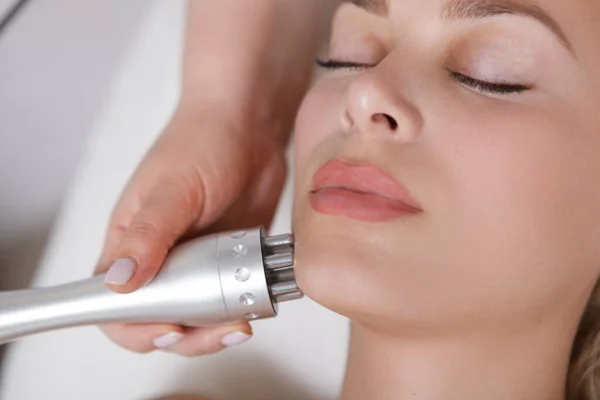 Cortado Cerca Una Mujer Conseguir Hardware Cosmetología Facial Salón Belleza — Foto de Stock