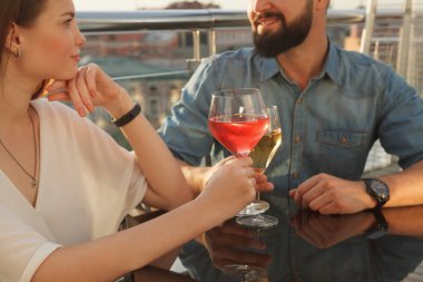 Gün batımında restoranın terasında bir kadeh şarap içerken çekilmiş bir fotoğraf.