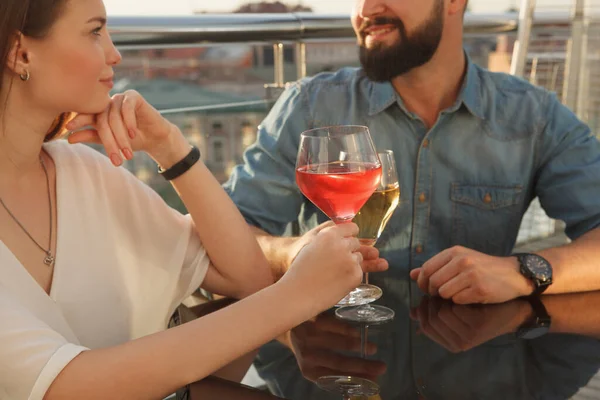 Gün batımında restoranın terasında bir kadeh şarap içerken çekilmiş bir fotoğraf.
