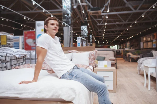 Красивий Молодий Чоловік Сидить Новому Продажу Меблевому Супермаркеті — стокове фото