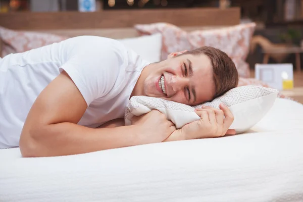 Чарівний Молодий Чоловік Сміється Лежачи Ліжку — стокове фото