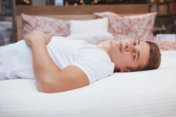 Привабливий Чоловік Дивиться Камеру Лежить Своєму Ліжку — стокове фото