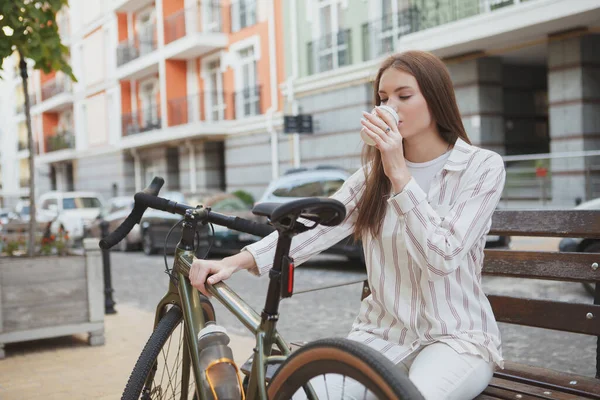 Mujer Joven Descansando Después Montar Bicicleta Ciudad Tomando Café Espacio —  Fotos de Stock