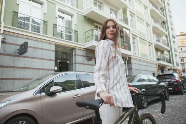 Foto Ángulo Bajo Una Hermosa Mujer Mirando Alrededor Bicicleta Ciudad —  Fotos de Stock