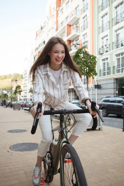 Foto Vertical Una Hermosa Mujer Feliz Riendo Emocionada Montando Bicicleta —  Fotos de Stock