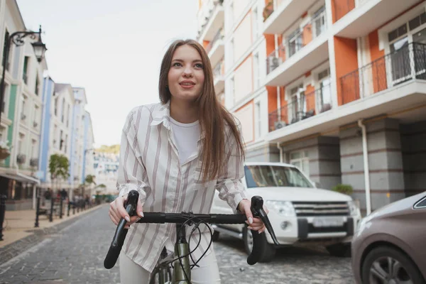 Ευτυχισμένη Όμορφη Γυναίκα Που Κάνει Ποδήλατο Στους Δρόμους Της Πόλης — Φωτογραφία Αρχείου