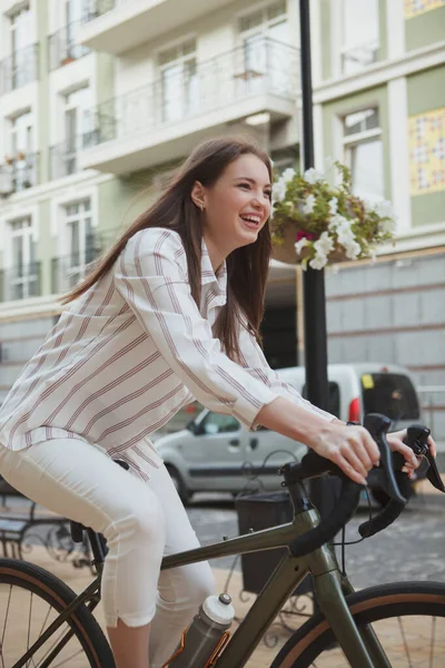 Foto Vertical Una Hermosa Mujer Emocionada Riendo Montando Bicicleta Ciudad —  Fotos de Stock