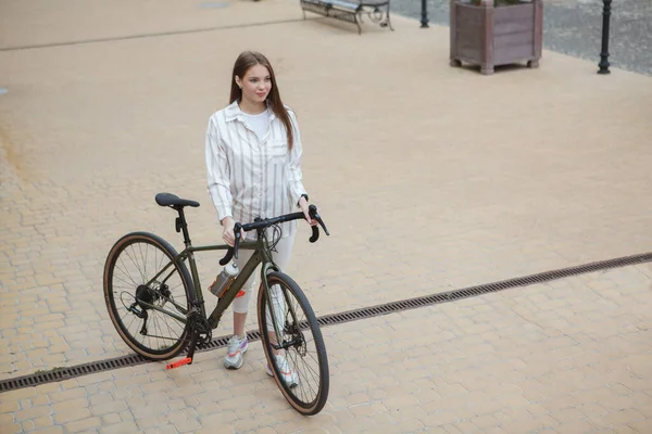 Vista Superior Una Mujer Con Estilo Pie Cerca Bicicleta Aire —  Fotos de Stock