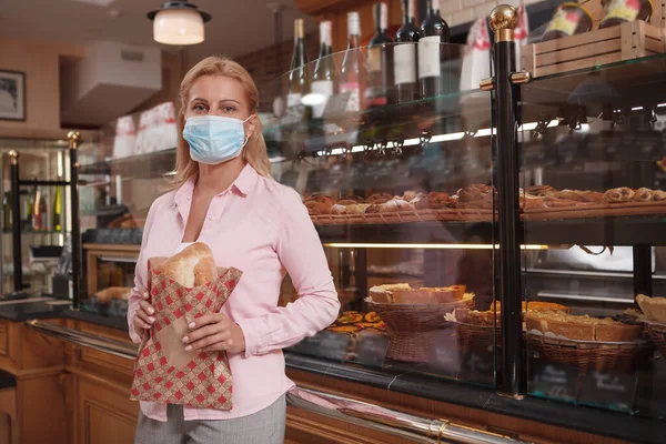 Mature Woman Buying Bread Coronavirus Pandemic Wearing Face Mask — Stock Photo, Image